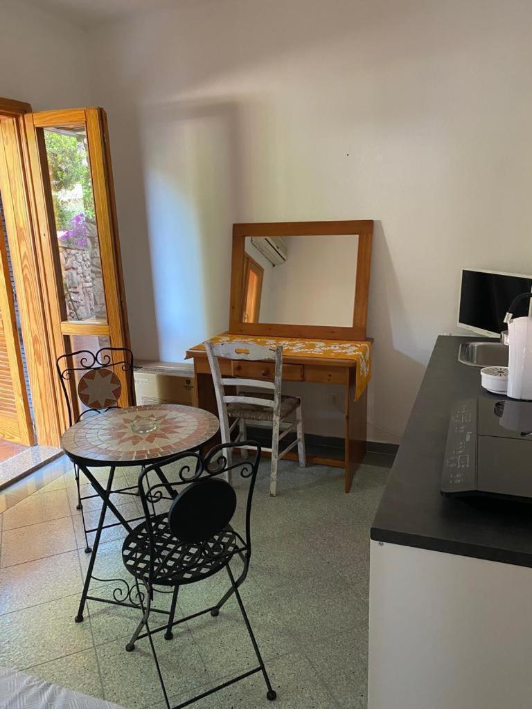 Le Stanze Del Mare Aparthotel Golfo Aranci Room photo